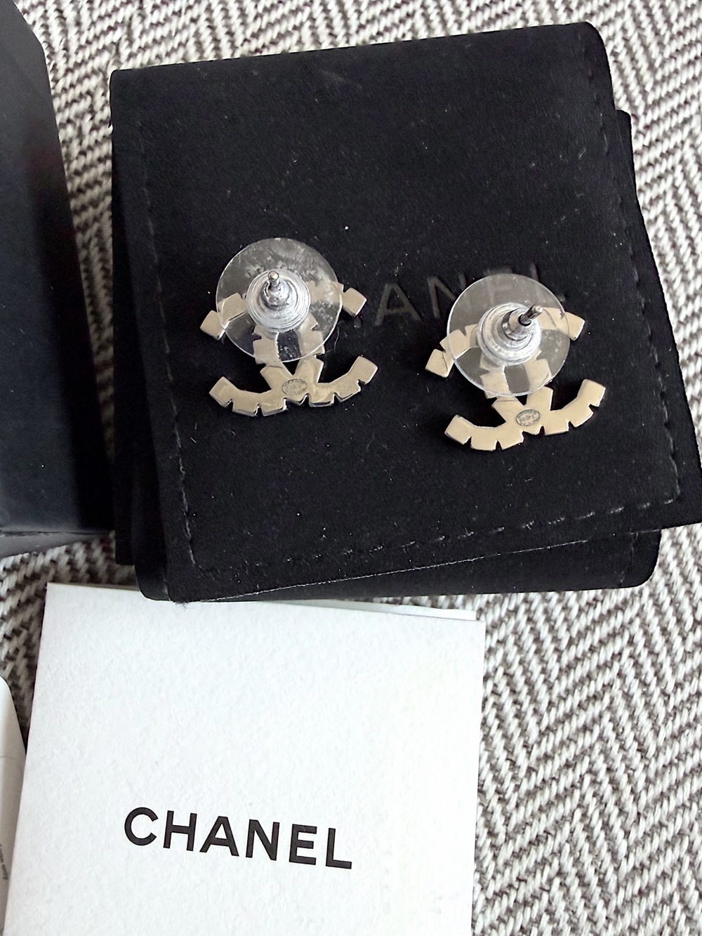 CHANEL CC RUTHENIUM/BLACK 2018 CRYSTAL STUD EARRINGS + BOX - Picture 8 of 11
